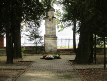 Братская могила советских воинов