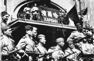 Салют в честь Победы на крыше Рейхстага. Солдаты батальона под командованием Героя Советского Союза С. Неустроева.