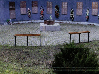 Калининградская обл., Славский р-н, п. Тимирязево, ул. Советская, 2, братская могила