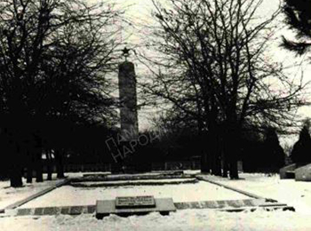 г. Керчь, п. Аджимушкай, западная сторона поселка, с правой стороны от входа в каменоломни, 500 м от колодца