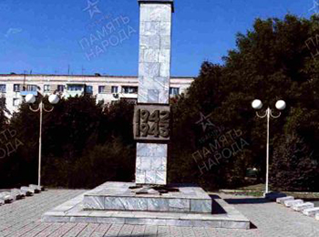 г. Суровикино, ул. Шоссейная, 4, братская могила, возле Церкви Михаила Архангела