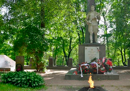 Братская могила советских воинов
