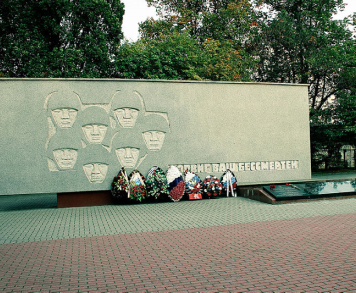 Братская могила советских воинов, погибших при штурме Кенигсберга