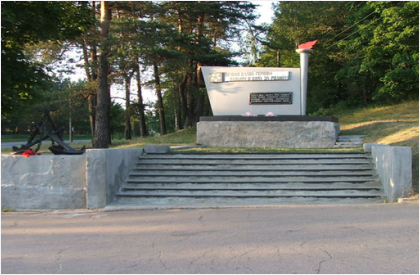 «Здесь в июле - августе 1941 г. защищая город Ленина, героически сражался батальон ополченцев-добровольцев балтийского судостроительного завода»