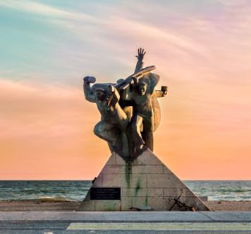 Братская могила участников Евпаторийского десанта