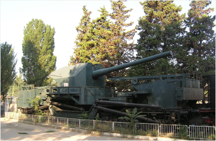 Железнодорожная артиллерийская установка ТМ-1-180 с пушкой Б-1-П калибром 180 мм (в состав бронепоезда «Железняков» не входила).