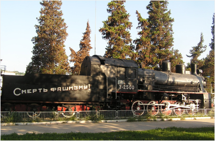 Паровоз-памятник Эл-2500 из состава бронепоезда «Железняков».
