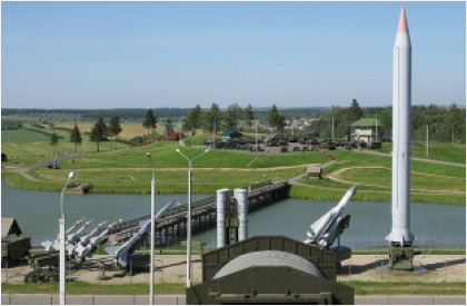 Комплекс расположен близ деревни Лошаны в Минском районе в 20 км к северо-западу от Минска.