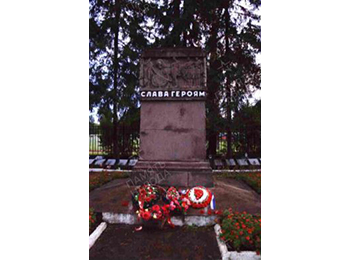 Ленинградская обл., Кировский р-н, г. Кировск, ул. Советская, Дом культуры энергетиков, северная сторона, у ограды стадиона