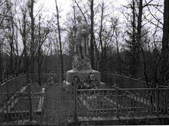 Смоленская обл., Духовщинский р-н, с.п. Бересневское, д. Береснево, братская могила 2