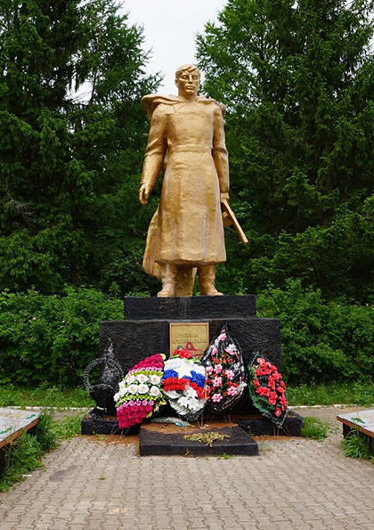 Памятник Героям -освободителям поселка Дедовичи от немецких захватчиков (Псковская обл.)