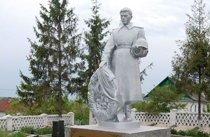 Памятник на воинском кладбище