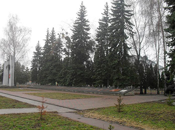 Тростянецкий р-н, п.г.т. Тростянец, возле Дома культуры