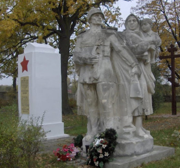 г. Радом (Польша).  Памятник по улице Варшавской, установленный на братской могиле, где похоронено  2 675 совестких воинов, в т.ч. 2 532 неизвестных, погибших в годы войны